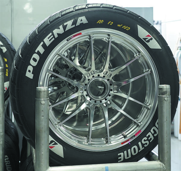 日本一速い男を 支える男｜ヒューマントーク｜ENKEI WHEELS 